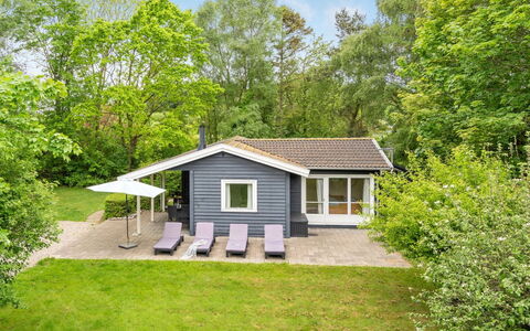 Felisa - 300M from the Sea: Møbel, Indretning, Gulvbelægning, Træ, Etage, Loft, Trægulve, Stol, Bord, Belysning