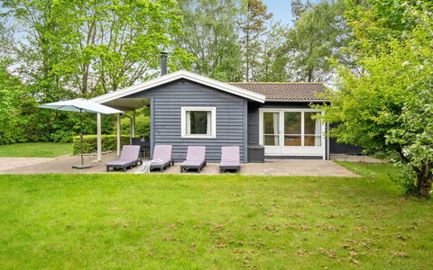 Felisa - 300M from the Sea: Møbel, Indretning, Gulvbelægning, Træ, Etage, Loft, Trægulve, Stol, Bord, Belysning