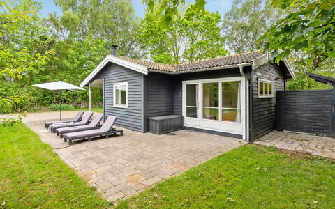 Felisa - 300M from the Sea: Møbel, Indretning, Gulvbelægning, Træ, Etage, Loft, Trægulve, Stol, Bord, Belysning