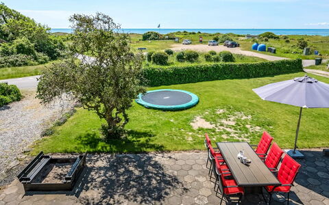 Emin - 100M from the Sea: Ocean, Lawn, Landscaping, Kyst, Gård, Parkere, Udvej