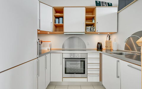 Asmund - 150M from the Sea: Køkken, Indretning, Køkken Apparat, Countertop, Gulvbelægning, Cabinetry, Træ, Større Bandage, Husholdningsapparat, Møbel