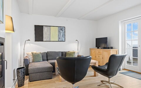 Terina - 5M from the Sea: Møbel, Indretning, Gulvbelægning, Etage, Træ, Couch, Stue, Trægulve, Værelse, Bord