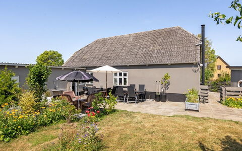 Evje - 250M from the Sea: Himmel, Græs, Tag, Hus, Hjem, Sommerhus, Busk, Boligområde, Land Lot