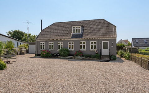 Evje - 250M from the Sea: Bygning, Vindue, Tag, Hus, Boligområde, Hjem, Sommerhus, Estate, Menneskelig Bosættelse, Dør