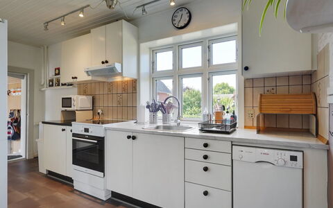 Evje - 250M from the Sea: Køkken Apparat, Køkken, Countertop, Større Bandage, Cabinetry, Gulvbelægning, Indretning, Komfur, Husholdningsapparat, Træ