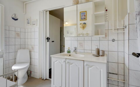 Evje - 250M from the Sea: Gulvbelægning, Indretning, Sanitærarmatur, Etage, Håndvask, Cabinetry, Tap, Vvs, Badeværelsesskab, Badeværelse