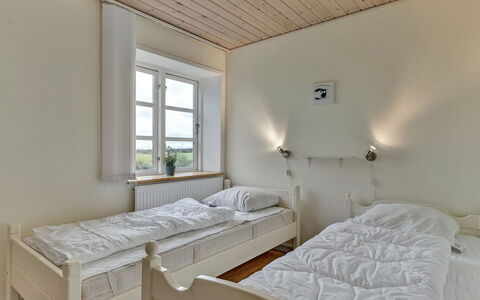 Joran - 120M from the Sea: Soveværelse, Seng, Sengetøj, Bed Frame, Hjem, Sengetøj, Loft, Hårdttræ, Skydevindue, Pude