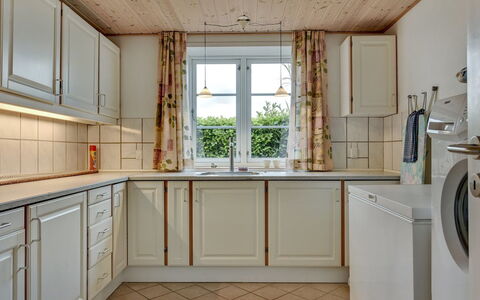 Joran - 120M from the Sea: Gulvbelægning, Indretning, Træ, Etage, Køkken, Cabinetry, Countertop, Loft, Hjem, Værelse