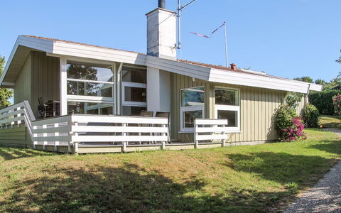 Roel - 500M from the Sea: Land Lot, Sommerhus, Hjem, Estate, Lawn, Skygge, Gård, Landscaping, Veranda, Stuehus