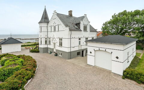 Stefanie - 10M from the Sea: Boligområde, Tag, Forstad, Indkørsel, Estate, Skorsten