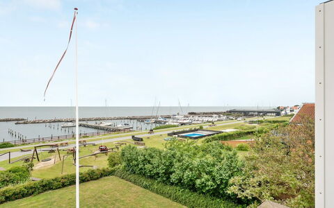 Stefanie - 10M from the Sea: Boligområde, Tag, Forstad, Indkørsel, Estate, Skorsten