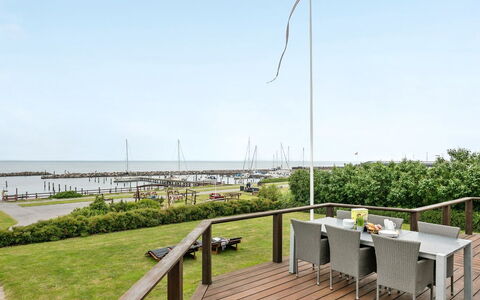 Stefanie - 10M from the Sea: Boligområde, Tag, Forstad, Indkørsel, Estate, Skorsten