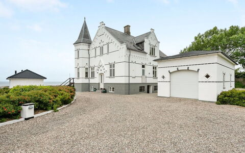Stefanie - 10M from the Sea: Boligområde, Tag, Forstad, Indkørsel, Estate, Skorsten