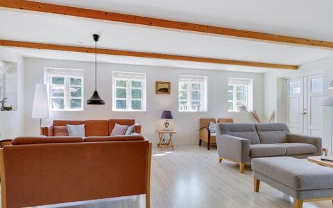 Sirkku - 320M from the Sea: Møbel, Indretning, Gulvbelægning, Etage, Couch, Træ, Loft, Stue, Værelse, Trægulve