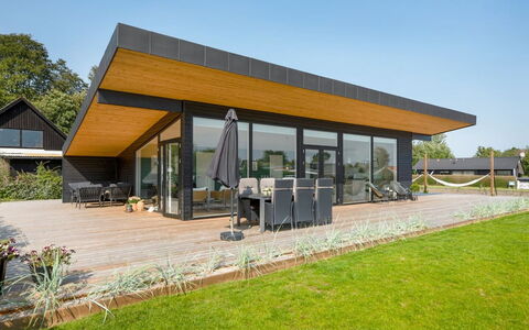 Sebbi - 90M from the Sea: Træ, Tag, Arkitektur, Hjem, Hus, Sommerhus, Sidespor, Hårdttræ, Hældning, Estate