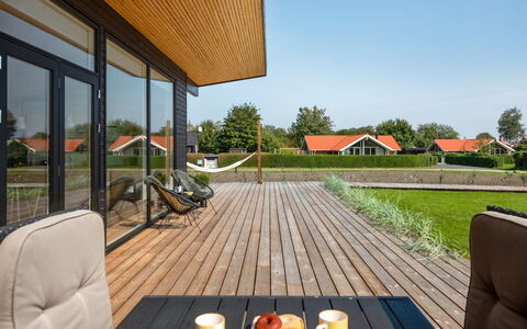 Sebbi - 90M from the Sea: Træ, Tag, Arkitektur, Hjem, Hus, Sommerhus, Sidespor, Hårdttræ, Hældning, Estate