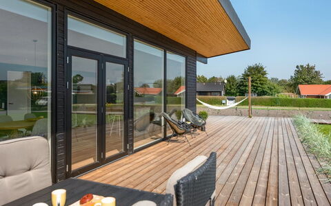 Sebbi - 90M from the Sea: Træ, Tag, Arkitektur, Hjem, Hus, Sommerhus, Sidespor, Hårdttræ, Hældning, Estate