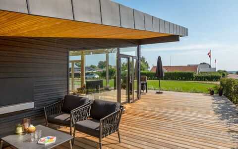 Sebbi - 90M from the Sea: Træ, Tag, Arkitektur, Hjem, Hus, Sommerhus, Sidespor, Hårdttræ, Hældning, Estate