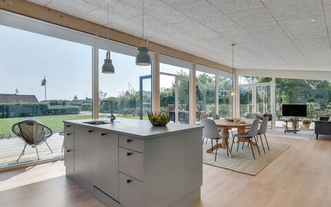 Sebbi - 90M from the Sea: Træ, Gulvbelægning, Etage, Loft, Naturmateriale, Stol, Hårdttræ, Trægulve, Køkken, Køkken & Spisebord