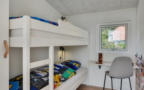 Sebbi - 90M from the Sea: Hjem, Soveværelse, Sidespor, Bed Frame, Sengetøj, Seng, Sovesal