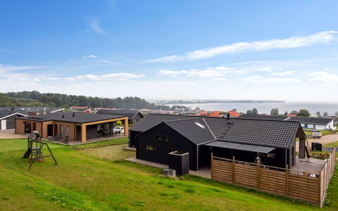 Gunborg - 400M from the Sea: Møbel, Indretning, Gulvbelægning, Træ, Etage, Loft, Trægulve, Stol, Bord, Belysning