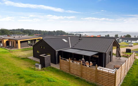 Gunborg - 400M from the Sea: Møbel, Indretning, Gulvbelægning, Træ, Etage, Loft, Trægulve, Stol, Bord, Belysning
