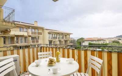 Saint-Tropez 550: Bord, Himmel, Møbel, Bygning, Ejendom, Stol, Bordservice, Træ, Indretning, Sky