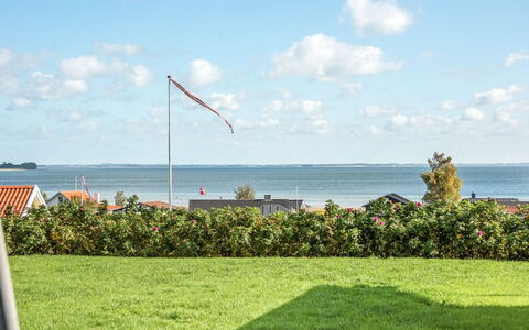 Apsolon - 150M from the Sea: Møbel, Indretning, Gulvbelægning, Træ, Etage, Loft, Trægulve, Stol, Bord, Belysning