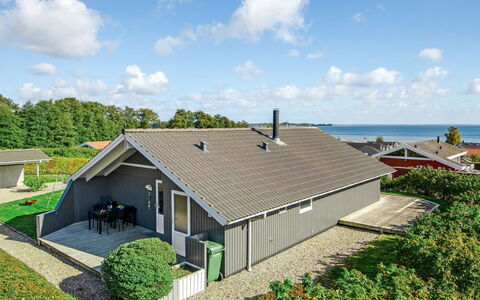 Apsolon - 150M from the Sea: Møbel, Indretning, Gulvbelægning, Træ, Etage, Loft, Trægulve, Stol, Bord, Belysning