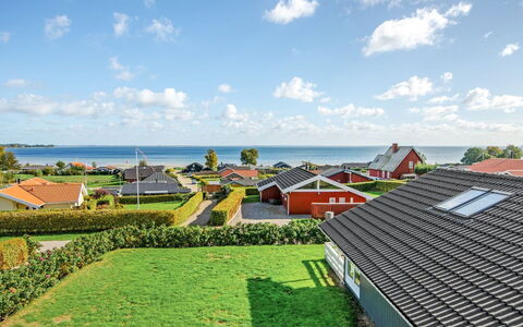 Apsolon - 150M from the Sea: Møbel, Indretning, Gulvbelægning, Træ, Etage, Loft, Trægulve, Stol, Bord, Belysning