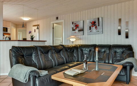 Henrijette - 200M from the Sea: Træ, Møbel, Gulvbelægning, Indretning, Etage, Belysning, Loft, Værelse, Trægulve, Stue