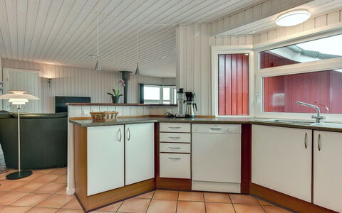 Henrijette - 200M from the Sea: Indretning, Gulvbelægning, Træ, Loft, Etage, Countertop, Køkken, Sanitærarmatur, Lysarmatur, Cabinetry
