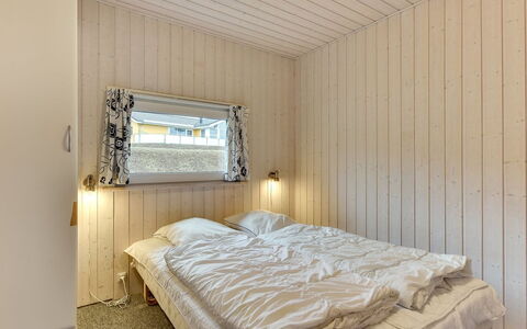 Henrijette - 200M from the Sea: Træ, Etage, Soveværelse, Gulvbelægning, Loft, Seng, Indretning, Sengetøj, Sengetøj, Værelse