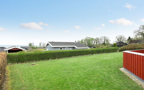 Henrijette - 200M from the Sea: Græs, Grøn, Hus, Tag, Busk, Boligområde, Landskab, Have, Land Lot, Hjem