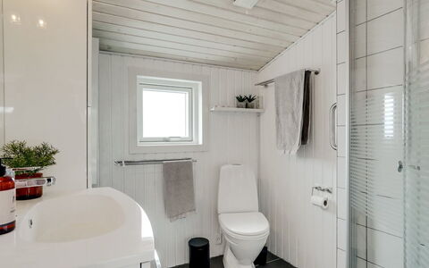Kei - 75M from the Sea: Sanitærarmatur, Toiletbræt, Gulvbelægning, Etage, Toilet, Indretning, Håndvask, Badeværelse, Loft, Vvs