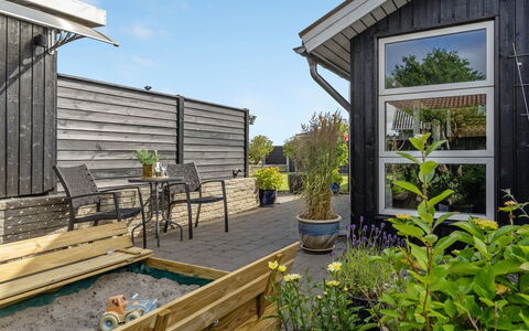 Kei - 75M from the Sea: Træ, Hjem, Blomsterkrukke, Sidespor, Have, Dør, Dæk, Stol, Backyard, Sommerhus