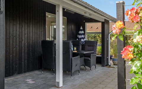 Kei - 75M from the Sea: Tag, Hus, Hjem, Sommerhus, Sidespor, Estate, Indkørsel, Garden Bygninger, Gård, Skur