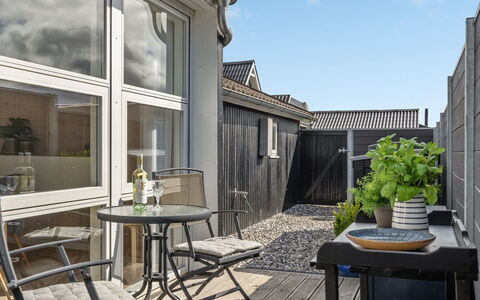 Kei - 75M from the Sea: Tag, Hus, Hjem, Sommerhus, Sidespor, Estate, Indkørsel, Garden Bygninger, Gård, Skur