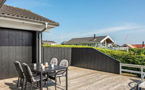 Maj - 150M from the Sea: Møbel, Indretning, Gulvbelægning, Træ, Etage, Loft, Trægulve, Stol, Bord, Belysning