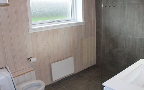 Serey - 500M from the Sea: Gulvbelægning, Væg, Badeværelse, Sanitærarmatur, Etage, Træ, Toiletbræt, Toilet, Indretning, Vvs