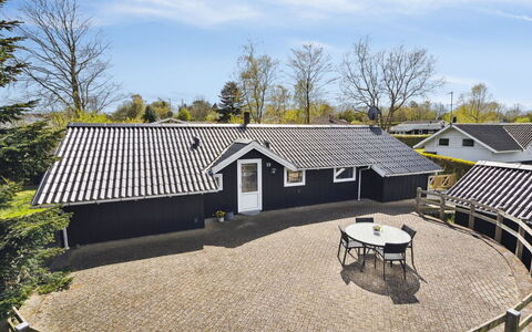 Petrus - 750M from the Sea: Møbel, Indretning, Gulvbelægning, Træ, Etage, Loft, Trægulve, Stol, Bord, Belysning