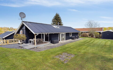 Petrus - 750M from the Sea: Møbel, Indretning, Gulvbelægning, Træ, Etage, Loft, Trægulve, Stol, Bord, Belysning