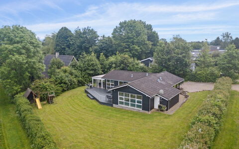 Peder - 950M from the Sea: Gulvbelægning, Væg, Etage, Indretning, Træ, Loft, Trægulve, Belysning, Møbel, Laminat Gulv