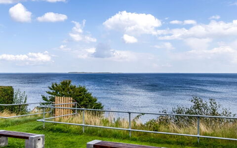 Majbritt - 50M from the Sea: Blå, Himmel, Vand, Krop Af Vand, Horisont, Sky, Hav, Coastal Og Oceaniske Landskabsformer, Kyst, Ocean