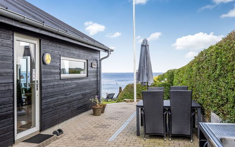 Majbritt - 50M from the Sea: Træ, Dør, Hjem, Hus, Sommerhus, Dæk, Sidespor, Veranda, Planke, Hårdttræ