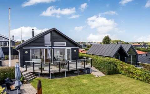 Majbritt - 50M from the Sea: Tag, Hus, Hjem, Sommerhus, Sidespor, Estate, Indkørsel, Garden Bygninger, Gård, Skur