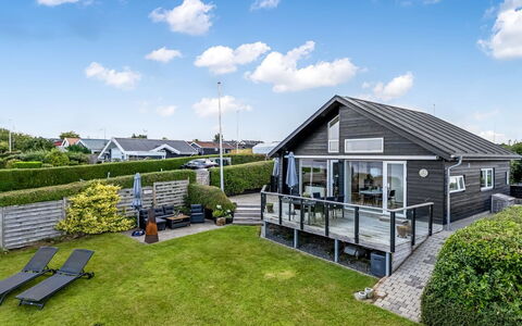 Majbritt - 50M from the Sea: Tag, Hus, Hjem, Sommerhus, Sidespor, Estate, Indkørsel, Garden Bygninger, Gård, Skur