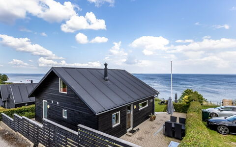 Majbritt - 50M from the Sea: Tag, Hus, Hjem, Sommerhus, Sidespor, Estate, Indkørsel, Garden Bygninger, Gård, Skur
