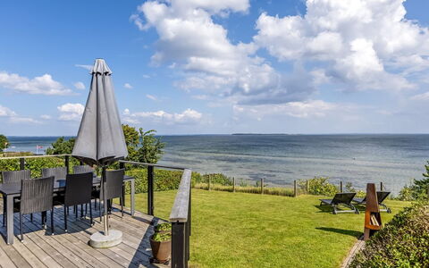 Majbritt - 50M from the Sea: Tag, Hus, Hjem, Sommerhus, Sidespor, Estate, Indkørsel, Garden Bygninger, Gård, Skur