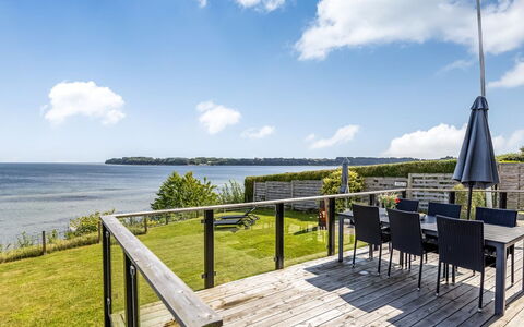 Majbritt - 50M from the Sea: Tag, Hus, Hjem, Sommerhus, Sidespor, Estate, Indkørsel, Garden Bygninger, Gård, Skur